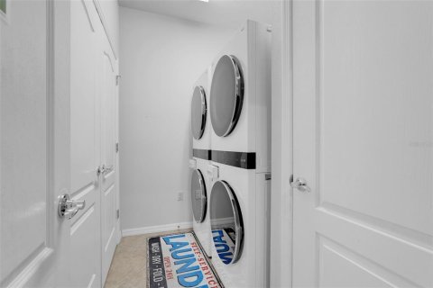 Casa en venta en Kissimmee, Florida, 8 dormitorios, 375.42 m2 № 1913669 - foto 16