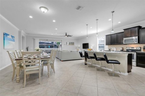 Casa en venta en Kissimmee, Florida, 8 dormitorios, 375.42 m2 № 1913669 - foto 8