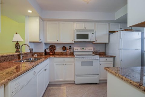 Condo in Hutchinson Island South, Florida, 2 bedrooms  № 2183992 - photo 9