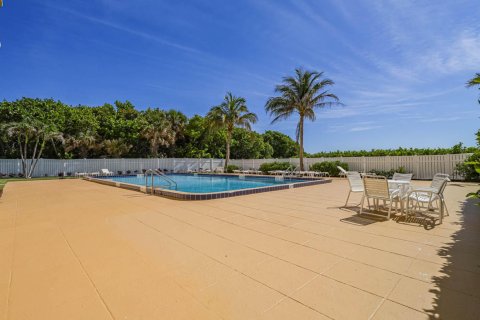 Condo in Hutchinson Island South, Florida, 2 bedrooms  № 2183992 - photo 30
