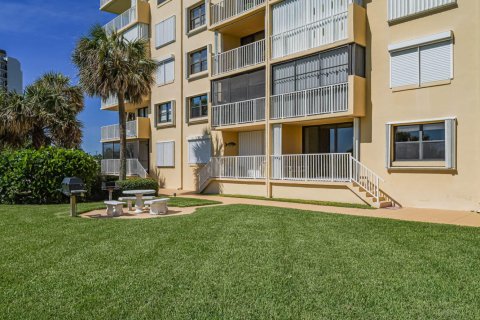 Condo in Hutchinson Island South, Florida, 2 bedrooms  № 2183992 - photo 24