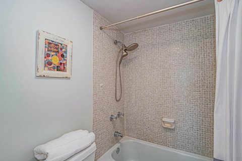 Condo in Hutchinson Island South, Florida, 2 bedrooms  № 2183992 - photo 17