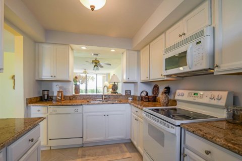 Condo in Hutchinson Island South, Florida, 2 bedrooms  № 2183992 - photo 11