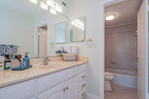 Condo in Hutchinson Island South, Florida, 2 bedrooms  № 2183992 - photo 16