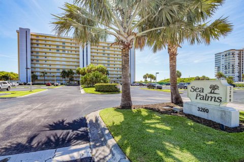Condo in Hutchinson Island South, Florida, 2 bedrooms  № 2183992 - photo 28