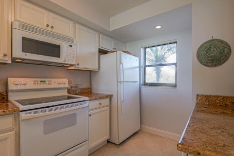 Condo in Hutchinson Island South, Florida, 2 bedrooms  № 2183992 - photo 10