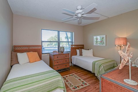 Condo in Hutchinson Island South, Florida, 2 bedrooms  № 2183992 - photo 18