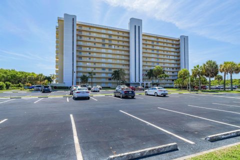 Condo in Hutchinson Island South, Florida, 2 bedrooms  № 2183992 - photo 29