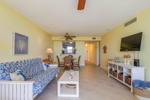 Condo in Hutchinson Island South, Florida, 2 bedrooms  № 2183992 - photo 8