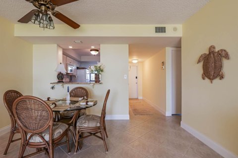 Condo in Hutchinson Island South, Florida, 2 bedrooms  № 2183992 - photo 12