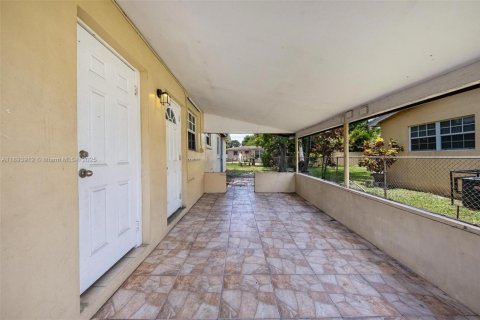 Casa en venta en Miramar, Florida, 3 dormitorios, 136.38 m2 № 1945961 - foto 3