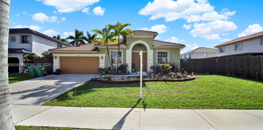 Villa ou maison à Cutler Bay, Floride 3 chambres, 188.78 m2 № 1994296