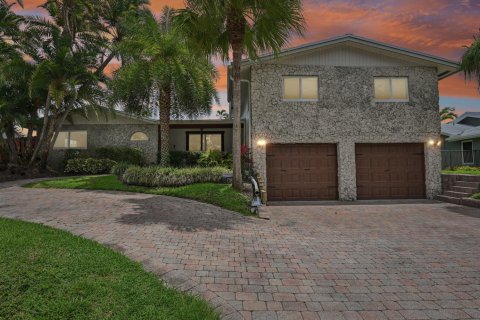 House in Boca Raton, Florida 4 bedrooms, 297.29 sq.m. № 2185286