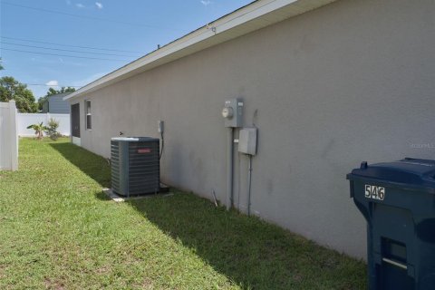 House in Eagle Lake, Florida 4 bedrooms, 158.58 sq.m. № 1792881 - photo 2