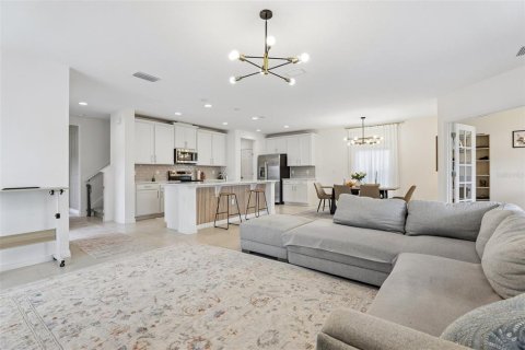 House in Davenport, Florida 4 bedrooms, 274.62 sq.m. № 2237747 - photo 13