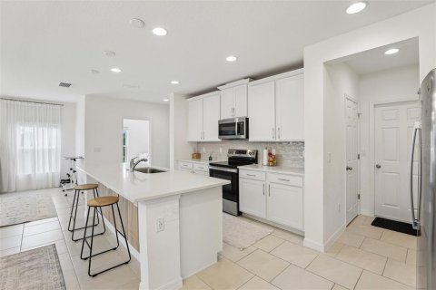House in Davenport, Florida 4 bedrooms, 274.62 sq.m. № 2237747 - photo 18