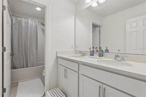 House in Davenport, Florida 4 bedrooms, 274.62 sq.m. № 2237747 - photo 8