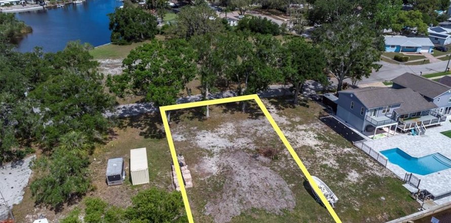 Terreno en Holiday, Florida № 1689572
