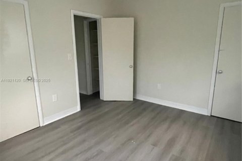 Commercial property in Miami Beach, Florida № 1988060 - photo 11