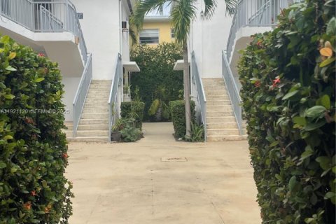 Commercial property in Miami Beach, Florida № 1988060 - photo 13