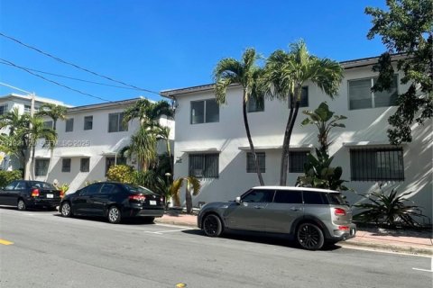 Commercial property in Miami Beach, Florida № 1988060 - photo 1
