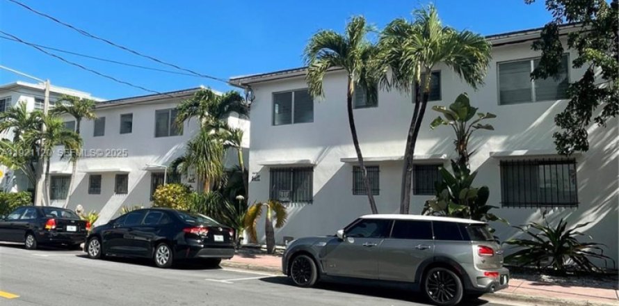 Commercial property in Miami Beach, Florida № 1988060