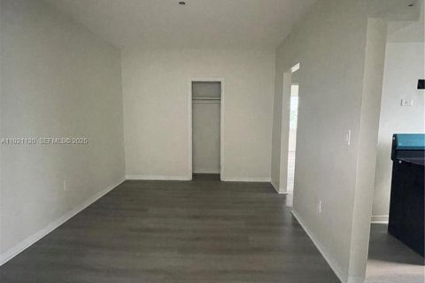 Commercial property in Miami Beach, Florida № 1988060 - photo 9