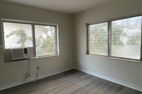 Commercial property in Miami Beach, Florida № 1988060 - photo 10