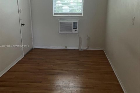 Commercial property in Miami Beach, Florida № 1988060 - photo 5