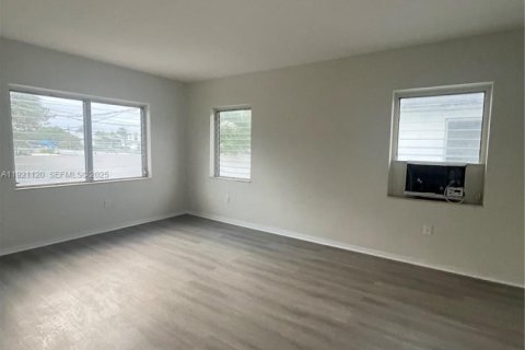 Commercial property in Miami Beach, Florida № 1988060 - photo 7