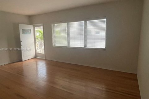 Commercial property in Miami Beach, Florida № 1988060 - photo 6