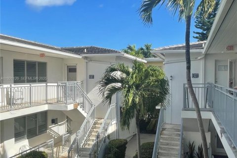 Commercial property in Miami Beach, Florida № 1988060 - photo 12