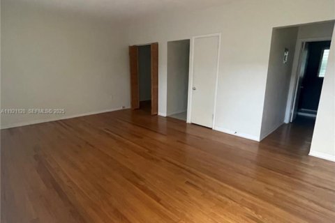 Commercial property in Miami Beach, Florida № 1988060 - photo 4