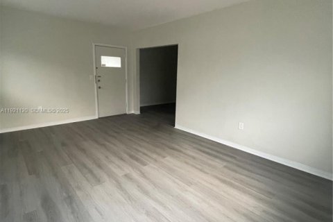 Commercial property in Miami Beach, Florida № 1988060 - photo 8