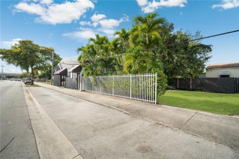 Купить коммерческую недвижимость в Майами, Флорида № 1953888 - фото 18