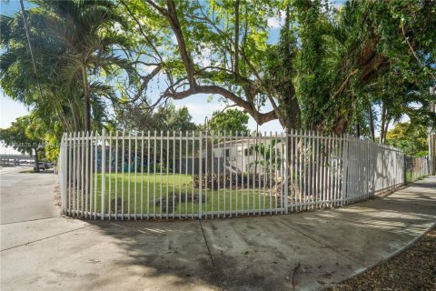 Купить коммерческую недвижимость в Майами, Флорида № 1953888 - фото 16