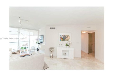 Купить кондоминиум в Санни-Айлс-Бич, Флорида 2 спальни, 152.08м2, № 2014026 - фото 15