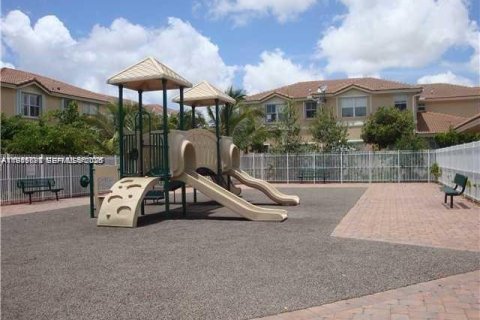 Townhouse in Miami, Florida 3 bedrooms, 148.83 sq.m. № 2024587 - photo 3