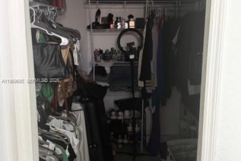 Townhouse in Miami, Florida 3 bedrooms, 148.83 sq.m. № 2024587 - photo 13