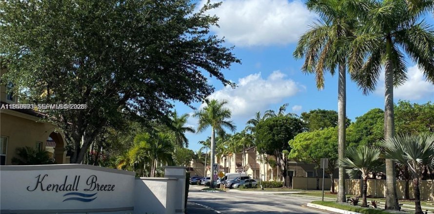Townhouse in Miami, Florida 3 bedrooms, 148.83 sq.m. № 2024587