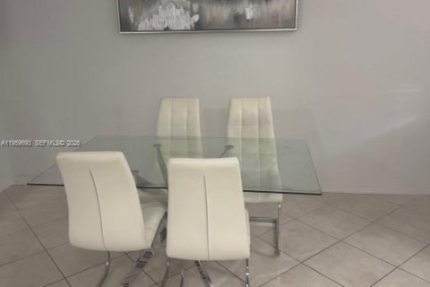 Townhouse in Miami, Florida 3 bedrooms, 148.83 sq.m. № 2024587 - photo 6