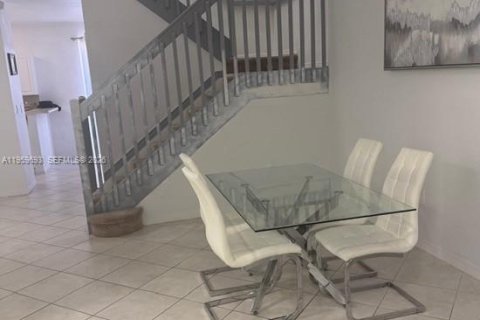 Townhouse in Miami, Florida 3 bedrooms, 148.83 sq.m. № 2024587 - photo 5