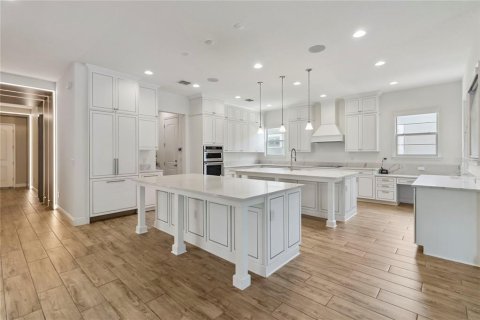 House in Orlando, Florida 5 bedrooms, 331.66 sq.m. № 1843003 - photo 15