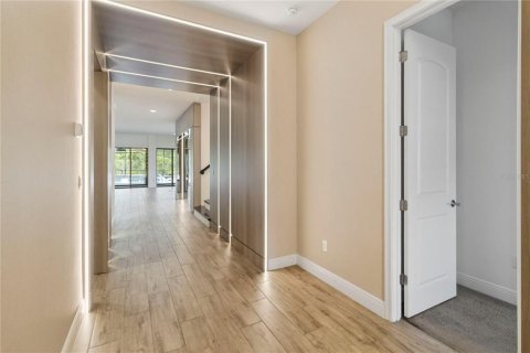 House in Orlando, Florida 5 bedrooms, 331.66 sq.m. № 1843003 - photo 5