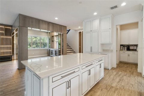 House in Orlando, Florida 5 bedrooms, 331.66 sq.m. № 1843003 - photo 16