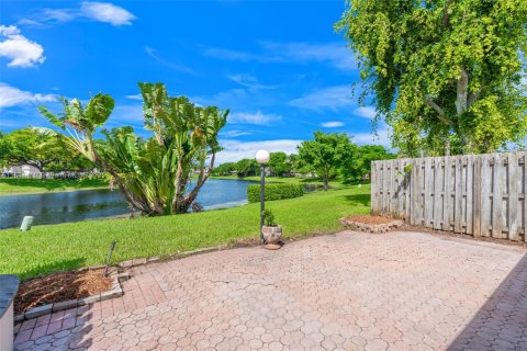 House in Deerfield Beach, Florida 2 bedrooms, 87.51 sq.m. № 1940920 - photo 1