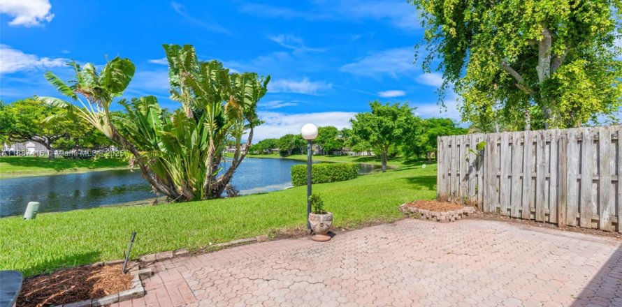 House in Deerfield Beach, Florida 2 bedrooms, 87.51 sq.m. № 1940920