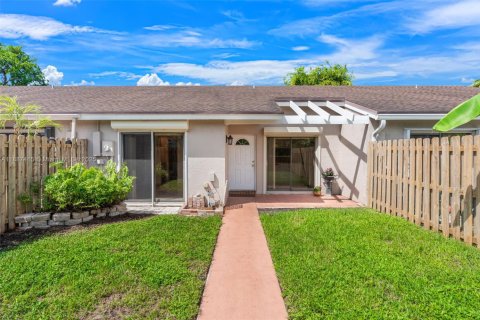 House in Deerfield Beach, Florida 2 bedrooms, 87.51 sq.m. № 1940920 - photo 2