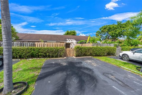 House in Deerfield Beach, Florida 2 bedrooms, 87.51 sq.m. № 1940920 - photo 4