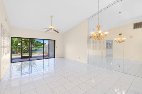 House in Deerfield Beach, Florida 2 bedrooms, 87.51 sq.m. № 1940920 - photo 16